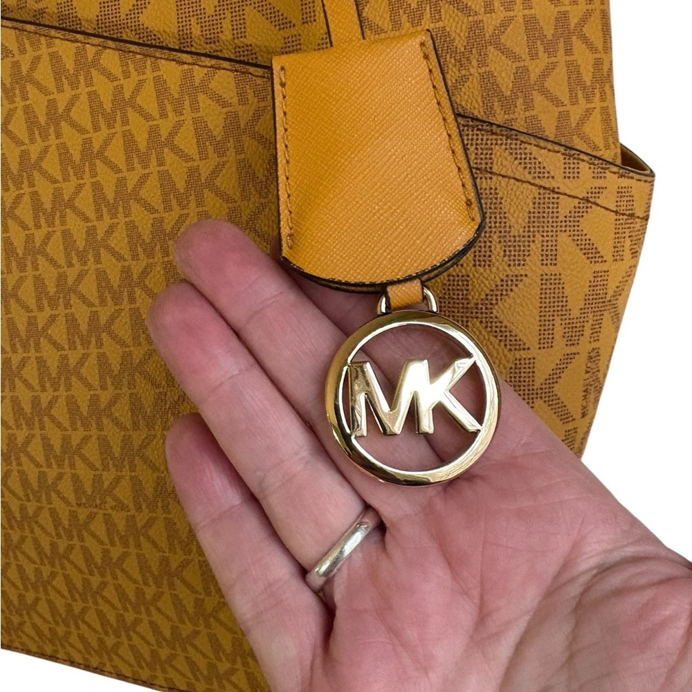 Michael Kors-NWOT Jet Set Logo Shoulder Bag Marigold/Signature Print. Gold chain - Picture 2 of 16